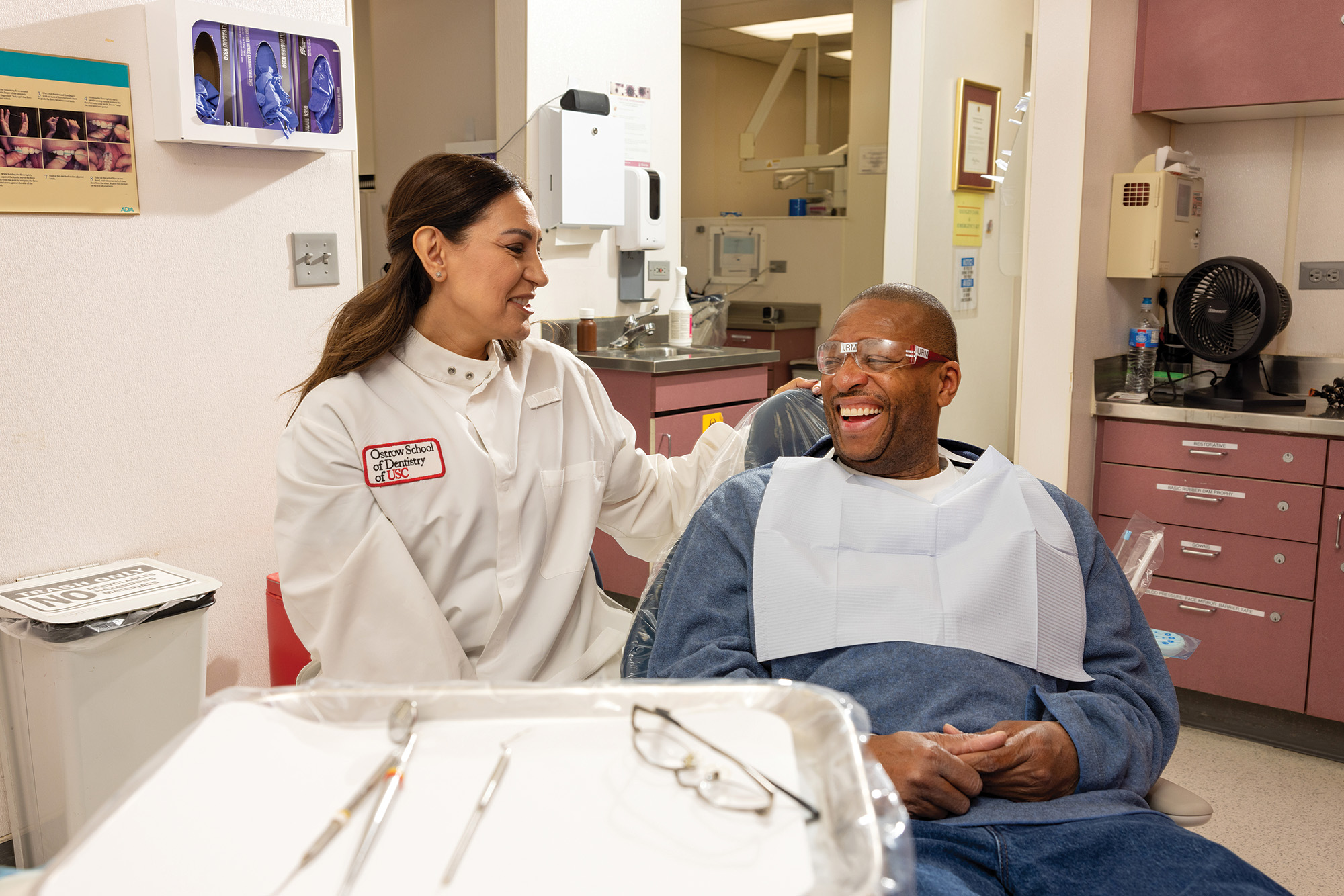 Melina Minassian Grigorian and U.S. Air Force veteran Gregory Johnson at the Union Rescue Mission dental clinic. | PHOTO BY GLENN MARZANO