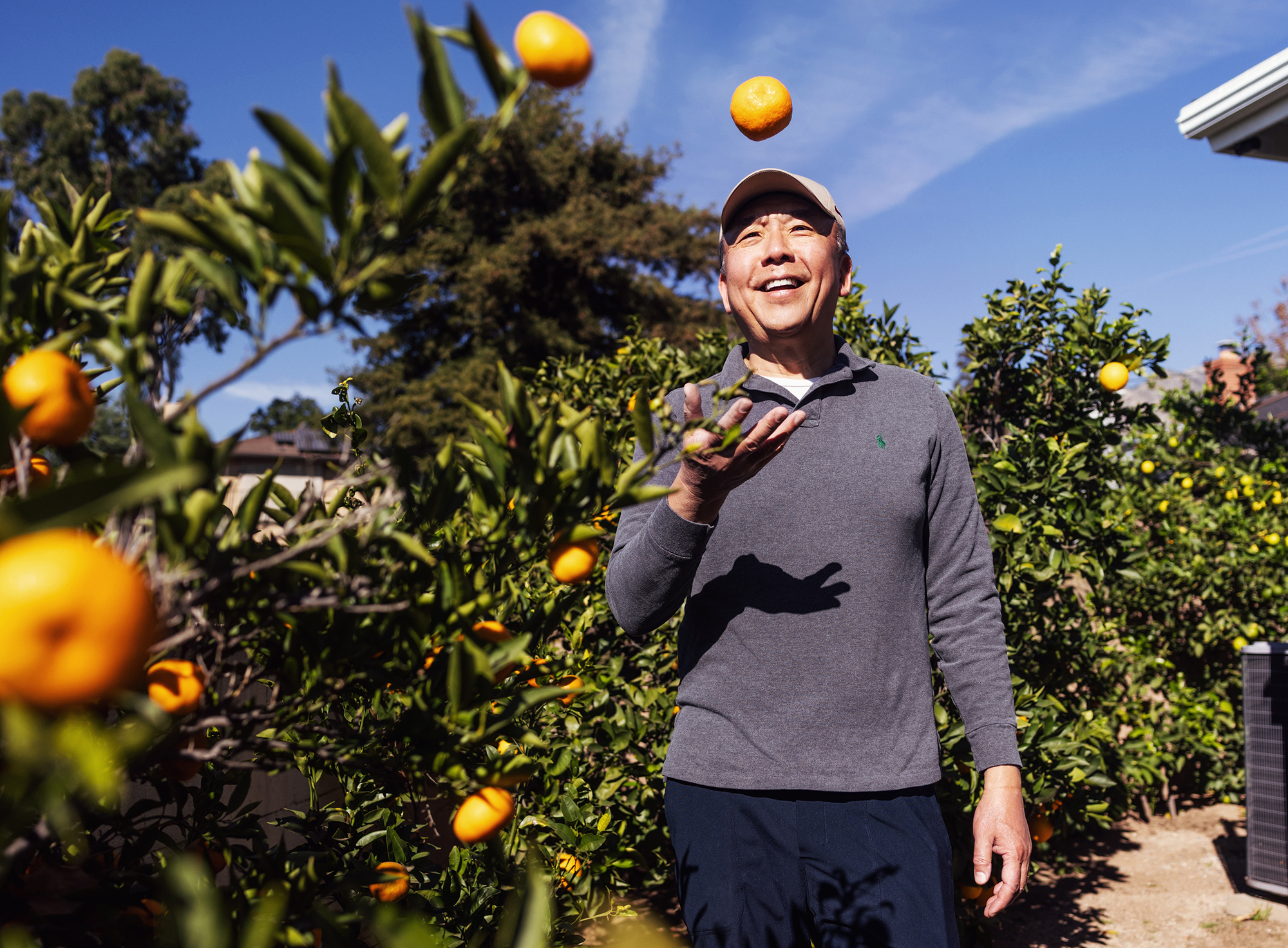 Dean Yang Chai juggling oranges in his garden